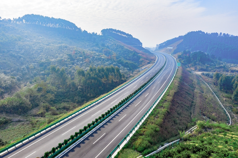 6.高速公路與群山相連，植被覆蓋率高，與原生態(tài)環(huán)境恢復(fù)有機(jī)結(jié)合.jpg